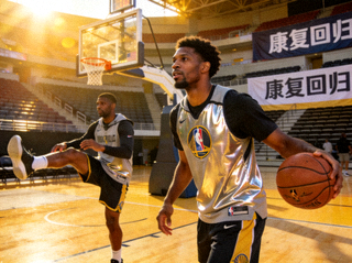 NBA球星康复回归报道配图：球员在球场进行赛前热身
